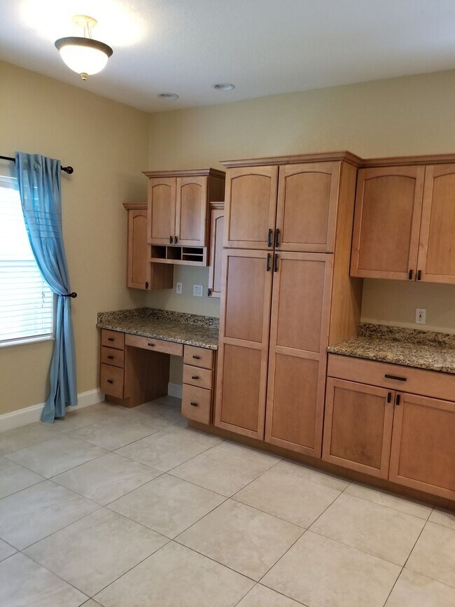 Building Photo - THREE BEDROOM NORTHEAST ST. PETERSBURG HOME