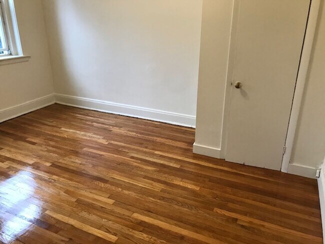 Foto del edificio - 9/1 HUGE 4 BED SPLIT $937.00 PER PERSON  N...