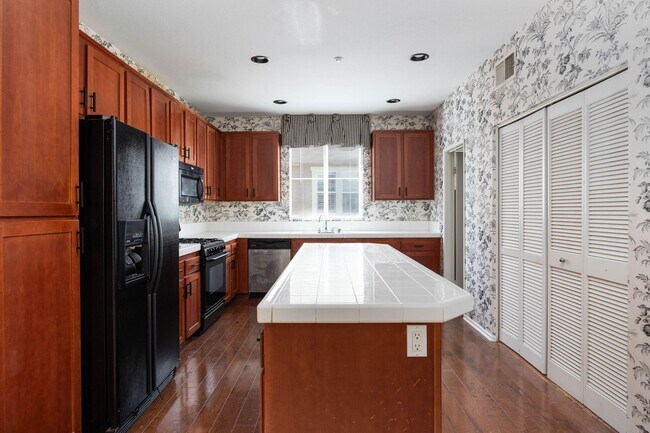Foto del edificio - Beautiful 3 bedroom townhome in Eastlake, ...