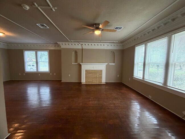 Building Photo - Charming Highland Park Home