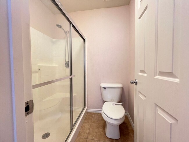 Foto del edificio - BEAUTIFUL 2-STORY 4 BEDROOM HOME