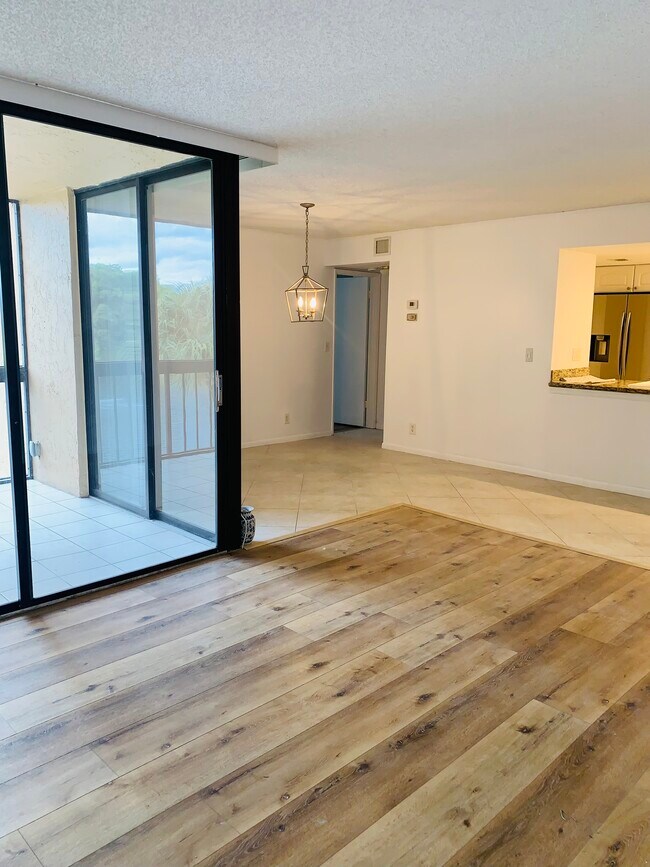 Flores de madera - 950 Egret Cir