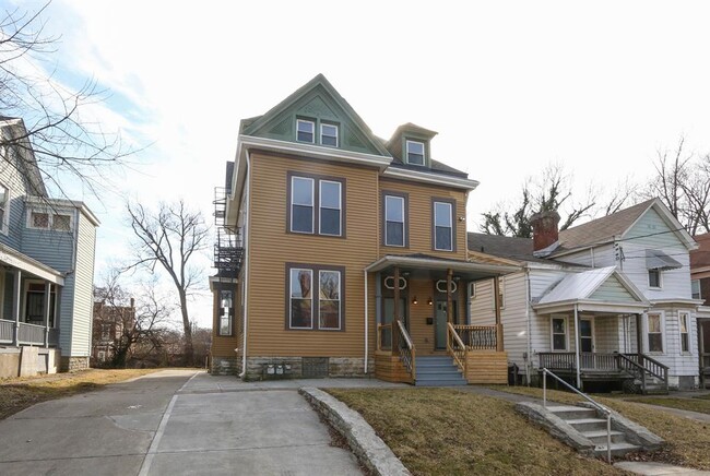 Building Photo - 1835 Hewitt Ave
