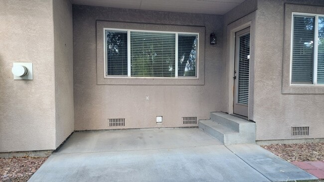 Building Photo - Move-in Ready 2-Bed, 2-Bath Townhome in Desirable Garden Grove Subdivision
