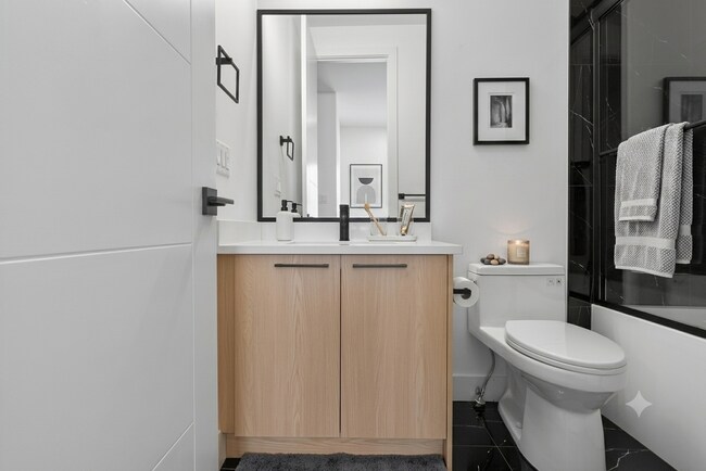Photo du bâtiment - DUPLEX 8338 81 Avenue NW