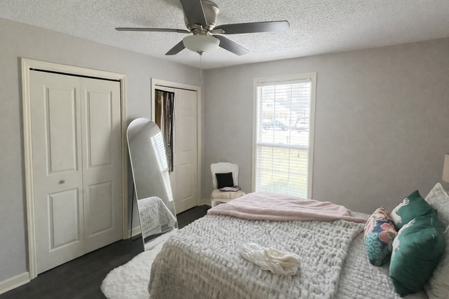 Building Photo - 1080 Maple Cir