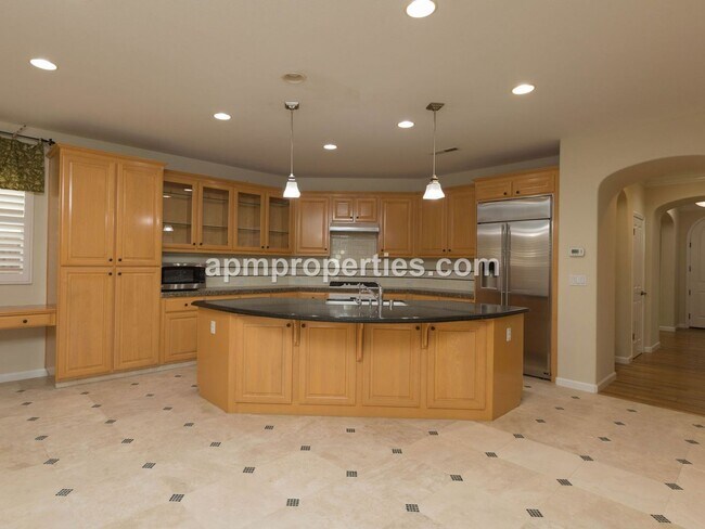 Foto del edificio - Upscale 3 Bedroom + Den, 4 bath, Detached ...