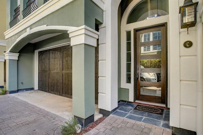 Building Photo - 1818 Binz St