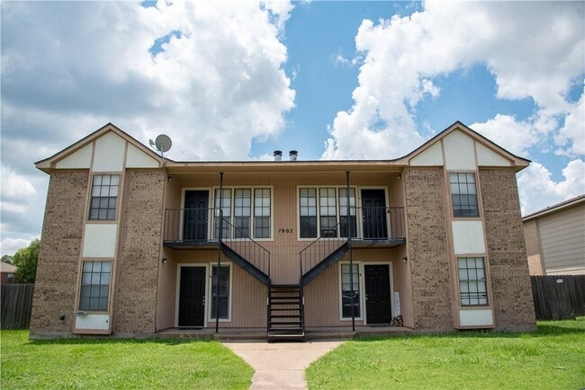 Building Photo - 1900 Woodsman Dr