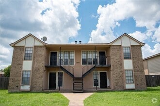 Building Photo - 1900 Woodsman Dr