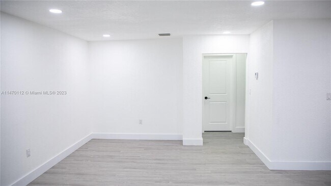Building Photo - 1033 SW 66th Ave