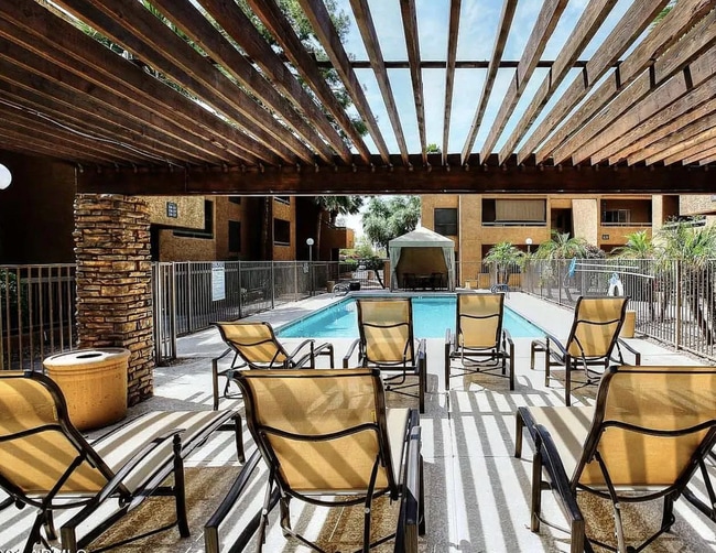 Building Photo - 2625 E Indian School Rd