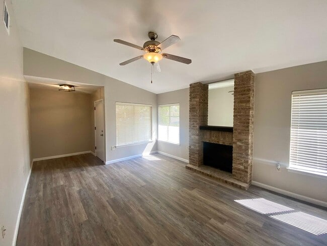 Remodeled 3 Bedroom 2 Bath with cute back... - Remodeled 3 Bedroom 2 Bath  with cute back... House