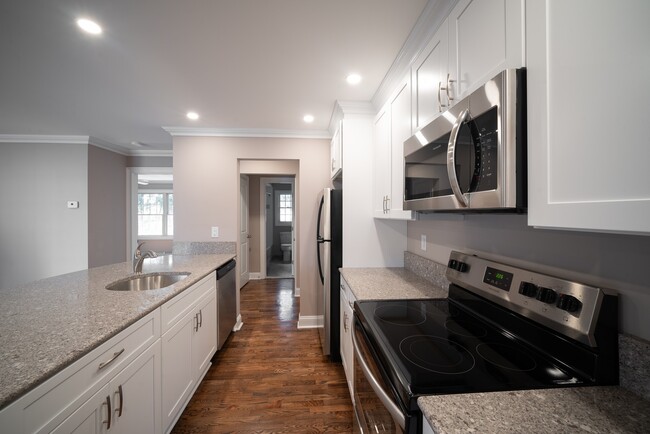 Foto del interior - Westwood Manor: In-Unit Washer & Dryer, Co...