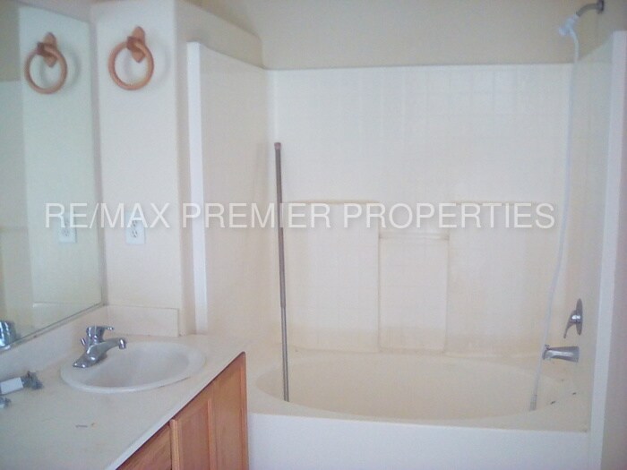 Building Photo - 940 Ephedra Ln