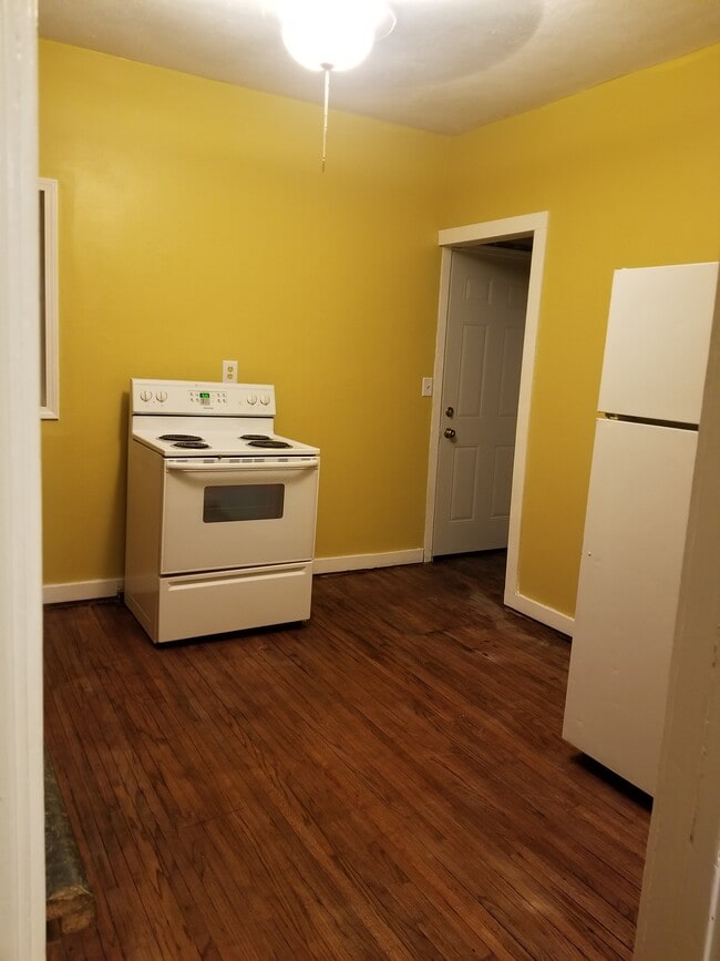 Spacious kitchen - 2905 Apple St