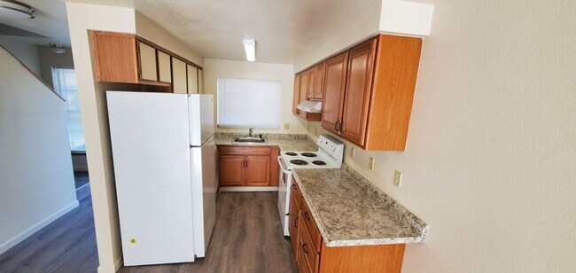 Building Photo - Beautifully Renovated 2 Bed 1.5 Bath Townh...