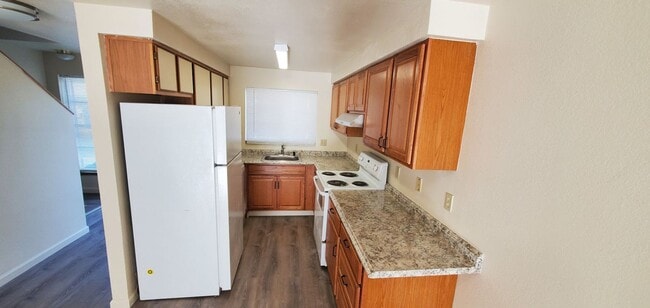 Building Photo - Renovated 2bed/1bath Flat with easy access...