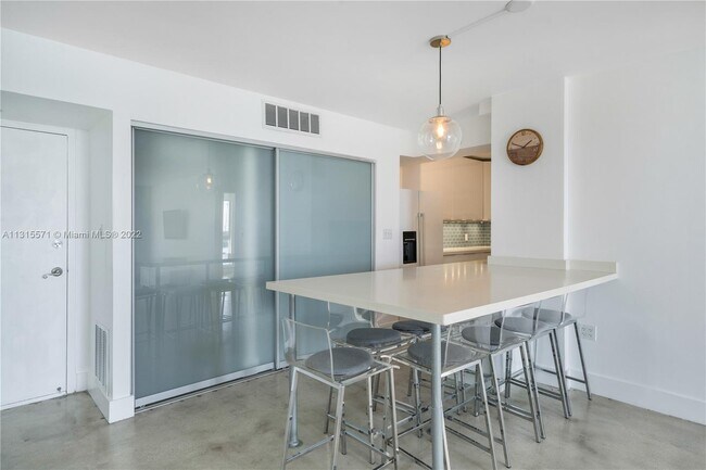 Foto del edificio - 7928 West Dr
