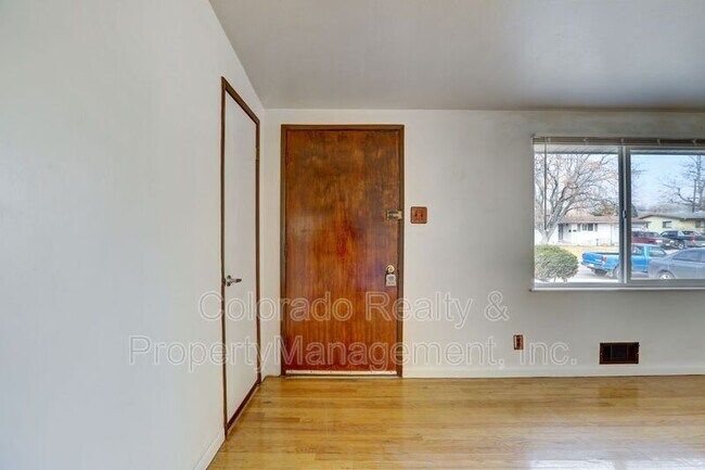 Building Photo - 7850 Valleyview Dr
