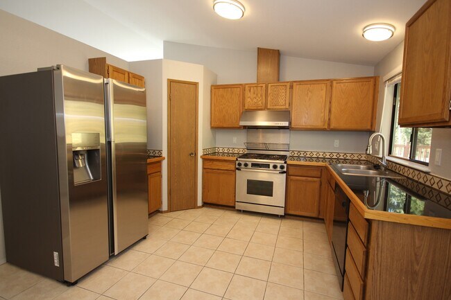 Foto del edificio - Wonderful split entry home! 4 bedrooms - 3...