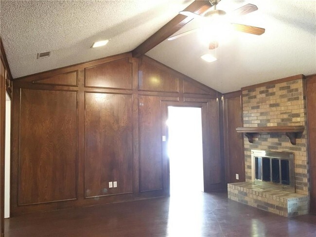 Building Photo - 1605 Willow Crest Dr