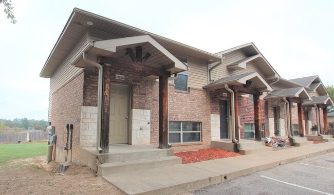 Building Photo - Available! 2 Bed 1.5 Bath Townhome, Lindale ISD!