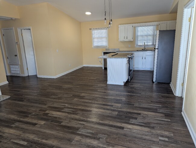 Building Photo - 858 Mann Rd