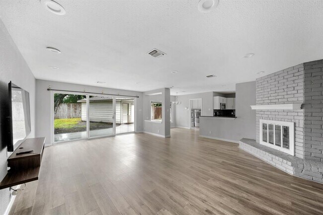 Foto del edificio - 1302 Berrywood Ln