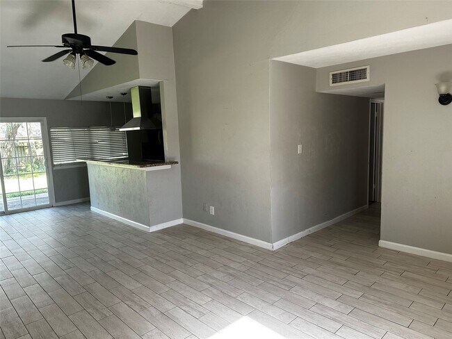 Foto del edificio - 635 Jeff Davis Dr