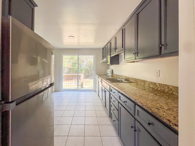 Building Photo - 5 Fox Hill Dr