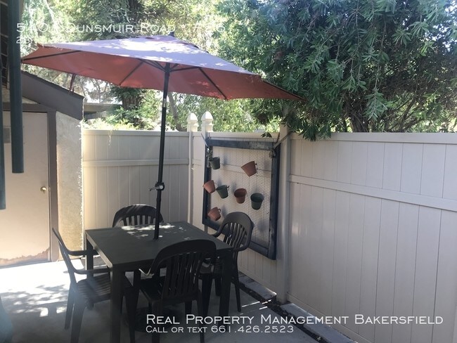 Foto del edificio - 5401 Dunsmuir Road #26