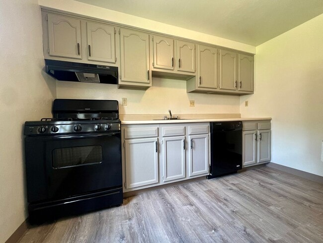 Fantastic Two Bedroom Townhouse in Penn Hills with Garage & Patio! Call Today! - Fantastic Two Bedroom Townhouse in Penn Hills with Garage & Patio! Call Today!