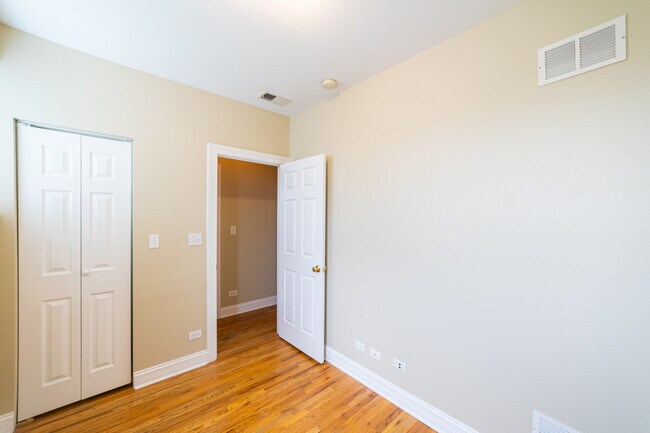 Foto del edificio - 1644 W Greenleaf Ave
