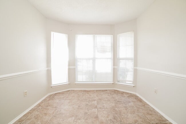 Building Photo - 3409 Laurelwood Dr