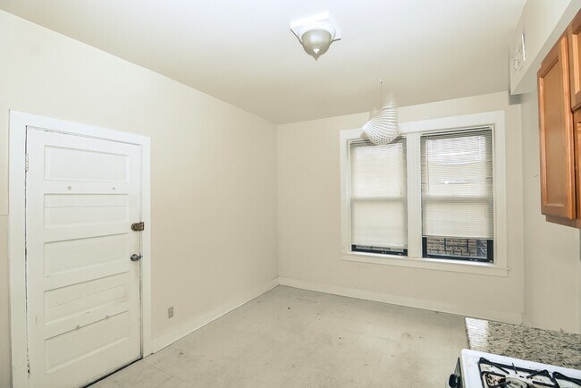 Foto del edificio - 951 N Hoyne Ave