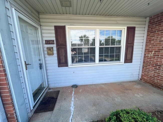 Foto del edificio - Adorable 2 bedroom, 2 1/2 bathroom townhom...