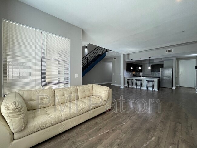 Foto del edificio - 395 E 4th St