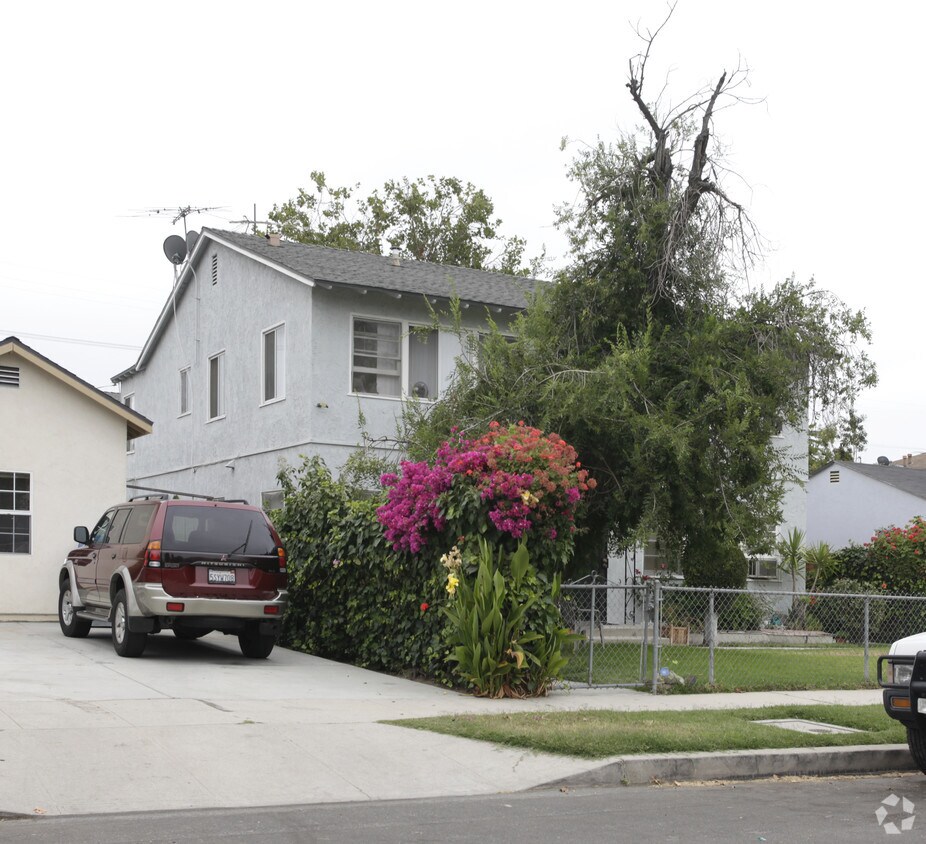 Foto del edificio - 6336-6338 1/2 Simpson Ave