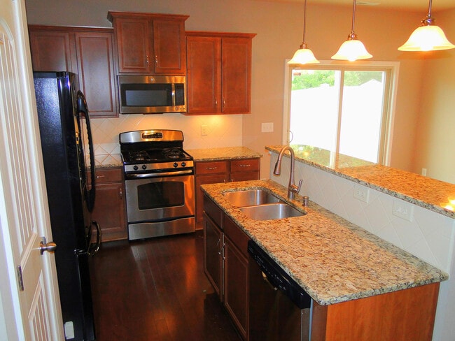 Building Photo - Stylish and Spacious 3 Bedroom, 2.5 Bathro...