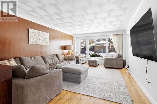 Building Photo - 1874 Rideau Garden Dr