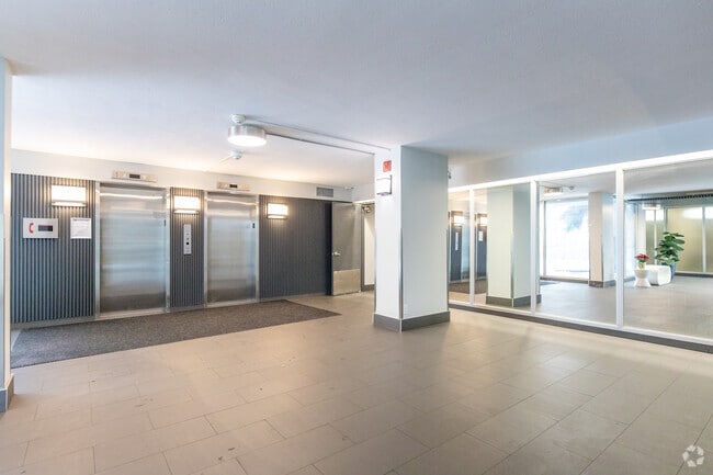 Lobby - 124 Park Road North