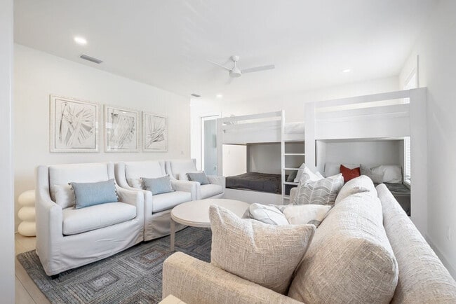 Building Photo - 31 Sarah St