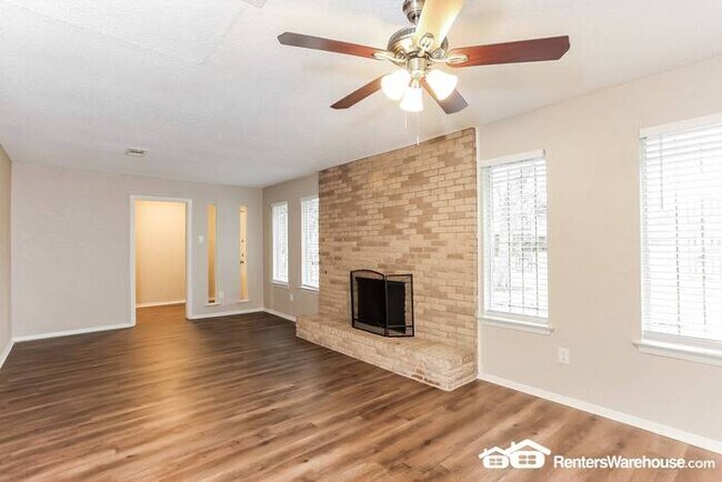 Building Photo - Newly renovated spacious 3 bed/2 bath, wit...