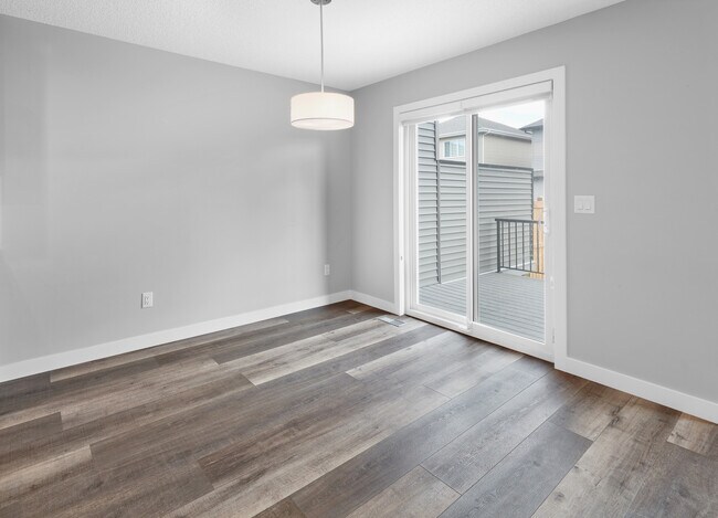 Photo du bâtiment - 1376 Erker Cres NW