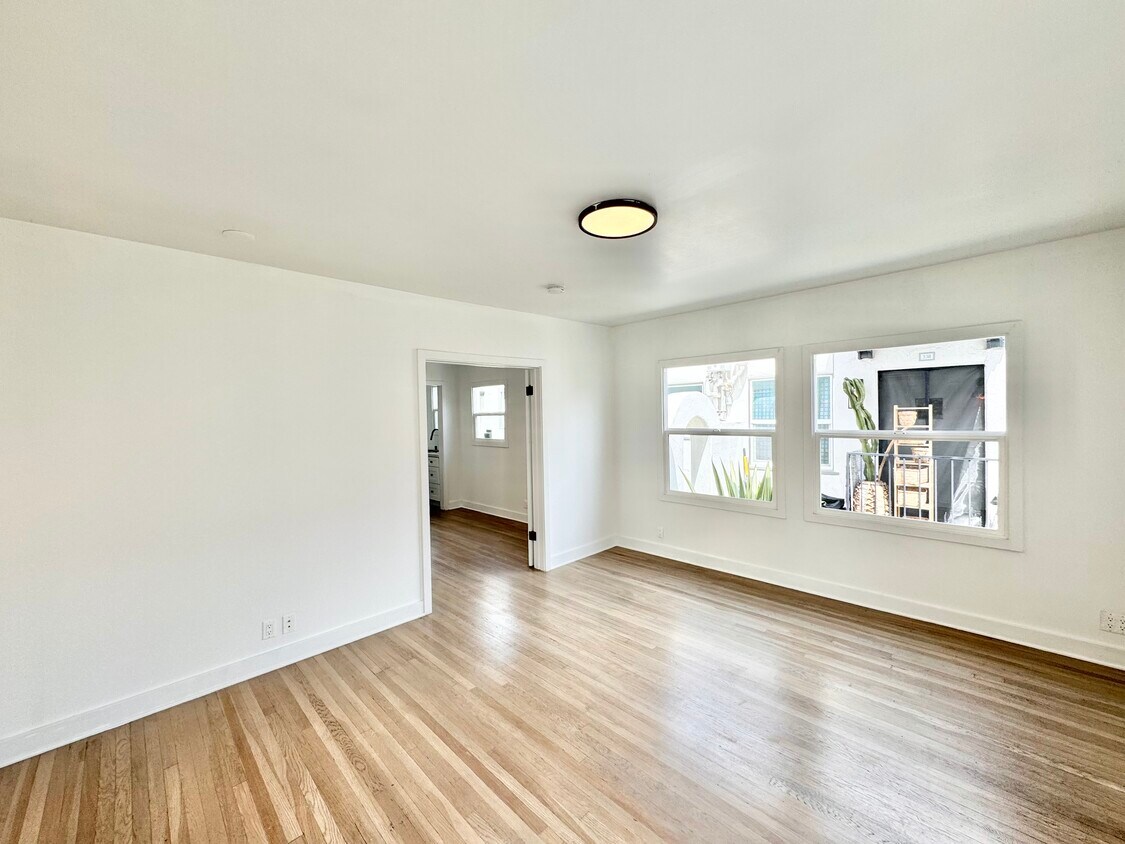 Primary Photo - 328 N Kingsley Dr
