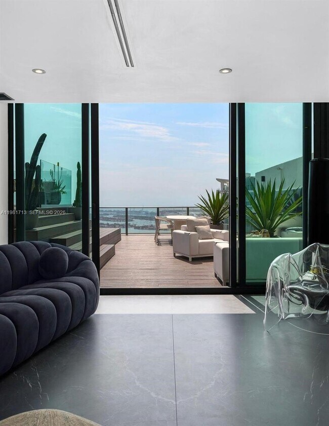 Foto del edificio - 650 NE 32nd St