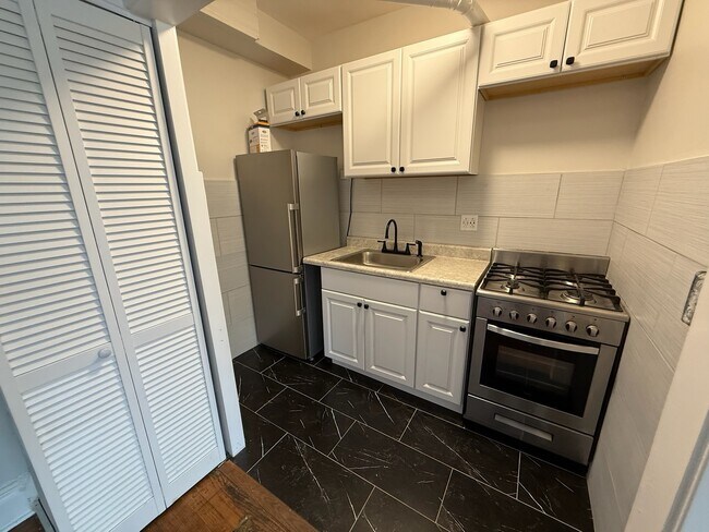 Foto del edificio - 3420 W Irving Park Rd