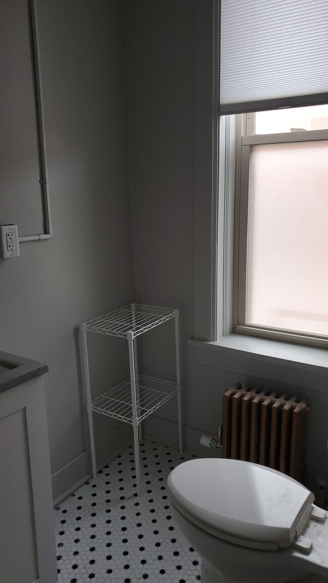 Building Photo - 432 N Milwaukee Ave