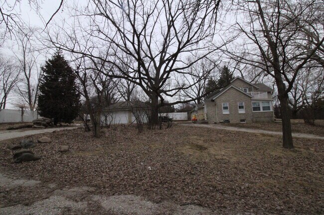 Casa y garaje - 7800 W Forest Home Ave